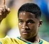 Aos 17 anos, Endrick já era tratado como um fenômeno pela imprensa internacional e, fora dos gramados, também conquistou espaço no universo da perfumaria ao se tornar embaixador de uma grande marca nacional