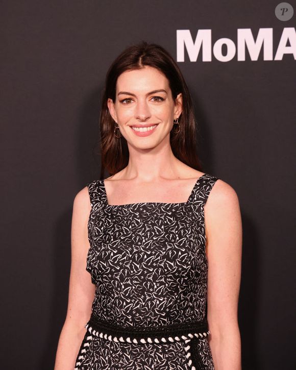 2021: mesmo com o envelhecimento, Anne Hathaway continuou fazendo tratamento para a pele