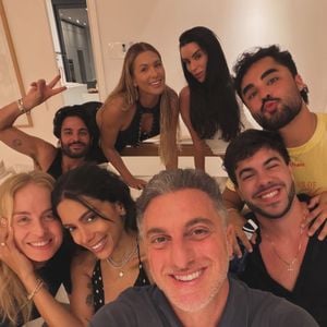 Angélica posa do lado de famosos em viagem luxuosa por Ibiza, na Espanha