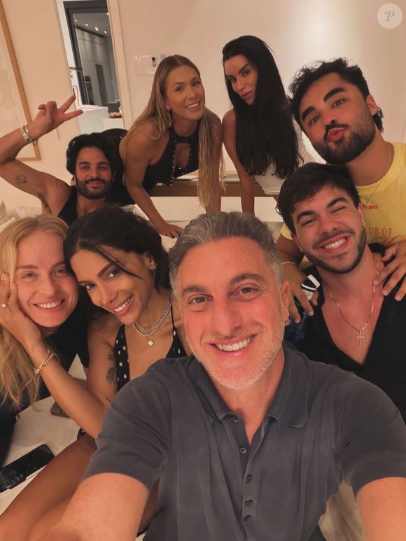 Angélica posa do lado de famosos em viagem luxuosa por Ibiza, na Espanha