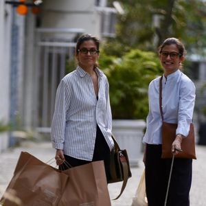 Renata Vasconcellos e a irmã gêmea, Lanza Mazza, foram vistas em shopping na Gávea com looks semelhantes e estilo casual elegante