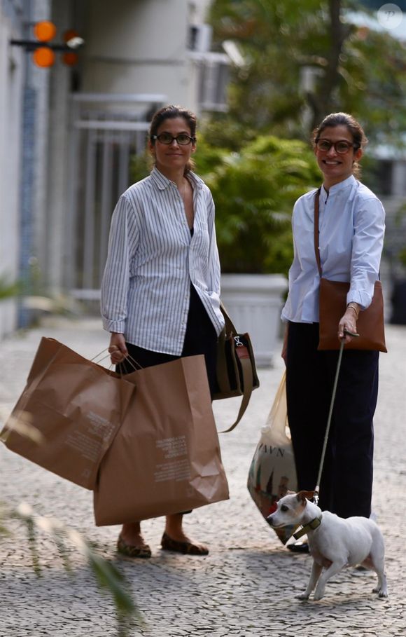 Renata Vasconcellos e a irmã gêmea, Lanza Mazza, foram vistas em shopping na Gávea com looks semelhantes e estilo casual elegante