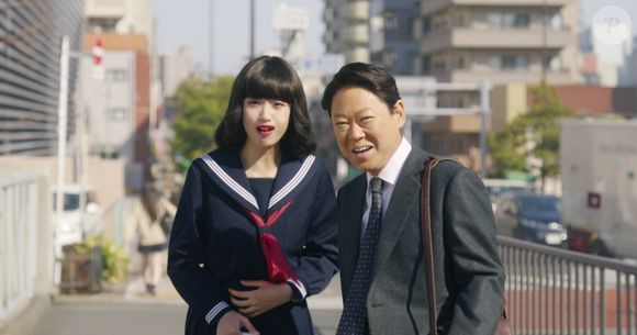 'Extremamente Inadequado!': um professor de educação física dos anos 80 cuida sua filha rebelde após a morte da esposa, mas tem comportamentos estranhos