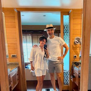 Aos 51 anos, Tadeu Schmidt voltou a impressionar os seguidores com sua excelente forma física. Em fotos publicadas durante uma viagem romântica com Ana Cristina Schmidt, o apresentador do BBB recebeu elogios pelo shape musculoso e pelo estilo coordenado do casal