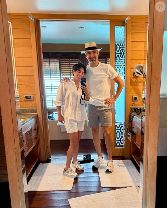 Aos 51 anos, Tadeu Schmidt voltou a impressionar os seguidores com sua excelente forma física. Em fotos publicadas durante uma viagem romântica com Ana Cristina Schmidt, o apresentador do BBB recebeu elogios pelo shape musculoso e pelo estilo coordenado do casal