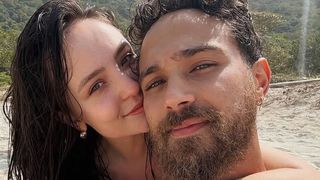 Corpo musculoso, volume à mostra e comentário ousado: sem camisa, André Luiz Frambach chama atenção e Larissa Manoela provoca: 'Passo muito bem'