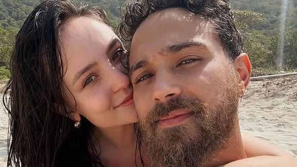 Corpo musculoso, volume à mostra e comentário ousado: sem camisa, André Luiz Frambach chama atenção e Larissa Manoela provoca: 'Passo muito bem'