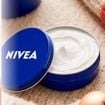 Farmacêuticas e químico concordam: 'Creme Nivea de latinha azul retém a umidade e protege a pele quando as temperaturas caem, mas exige cuidados'