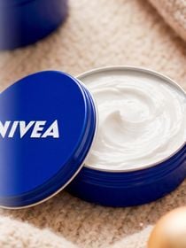 Farmacêuticas e químico concordam: 'Creme Nivea de latinha azul retém a umidade e protege a pele quando as temperaturas caem, mas exige cuidados'