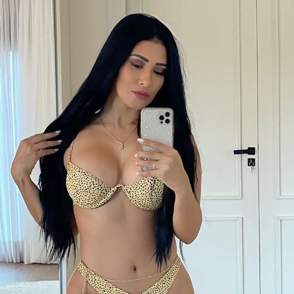 Simaria gosta de modelos ousados e super diferentes de lingerie; animal print também entra na lista!