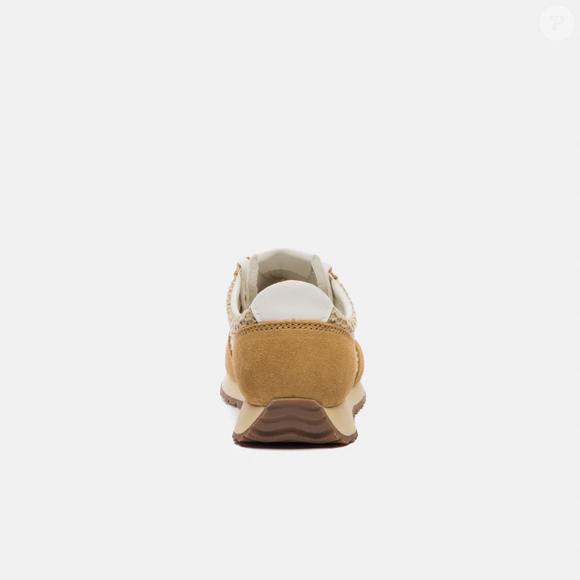 Vendido por R$ 549,99 no site oficial da New Balance, o tênis aposta na combinação de conforto, estilo e apelo nostálgico para conquistar consumidoras