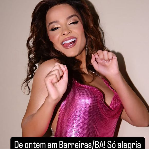 Maiara postou a foto do look para o primeiro show de Carnaval. A estrela se apresentou em Barreiras, na Bahia, com a irmã Maraisa