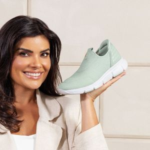 Vanessa Giácomo estrela campanha da ComfortFlex. "Receber o convite da Comfortlex me deixou muito feliz porque a marca tem tudo a ver comigo: valoriza o conforto sem abrir mão do estilo."