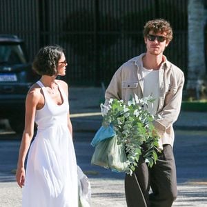 Shawn Mendes e Bruna Marquezine saíram carregados de compras da feira