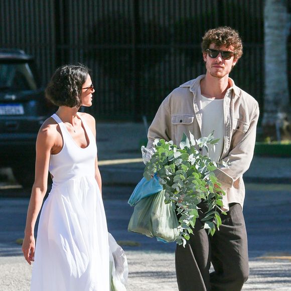Shawn Mendes e Bruna Marquezine saíram carregados de compras da feira