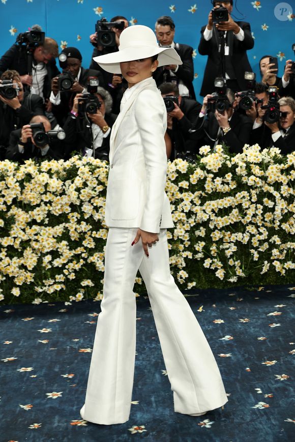 De terninho e chapéu misterioso, Zendaya roubou os holofotes no blue carpet do MET Gala 2025