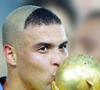 Roupa da sorte na Copa? 'Ritual funciona mais como um apoio psicológico do que como uma crença absoluta de que aquilo realmente vai determinar o resultado', afirma especialista - na foto ilustrativa, Ronaldo beija a taça de campeão em 2002