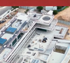 As imagens mais recentes da propriedade impressionam principalmente pelo projeto arquitetônico contemporâneo. A mansão aposta em linhas minimalistas, grandes áreas abertas e uma enorme piscina de borda curva que imediatamente chamou atenção pela semelhança com resorts e hotéis de alto padrão