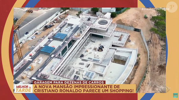 As imagens mais recentes da propriedade impressionam principalmente pelo projeto arquitetônico contemporâneo. A mansão aposta em linhas minimalistas, grandes áreas abertas e uma enorme piscina de borda curva que imediatamente chamou atenção pela semelhança com resorts e hotéis de alto padrão