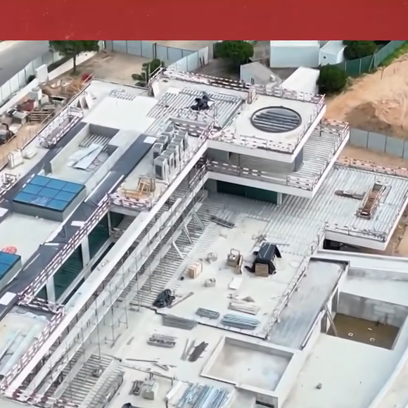 As imagens mais recentes da propriedade impressionam principalmente pelo projeto arquitetônico contemporâneo. A mansão aposta em linhas minimalistas, grandes áreas abertas e uma enorme piscina de borda curva que imediatamente chamou atenção pela semelhança com resorts e hotéis de alto padrão