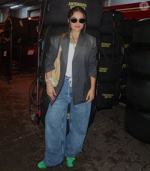 Com a crescente incerteza econômica e preocupações com recessão, há uma tendência entre os trabalhadores, especialmente da geração Z, de adotar roupas mais conservadoras e práticas, sinalizando seriedade e estabilidade