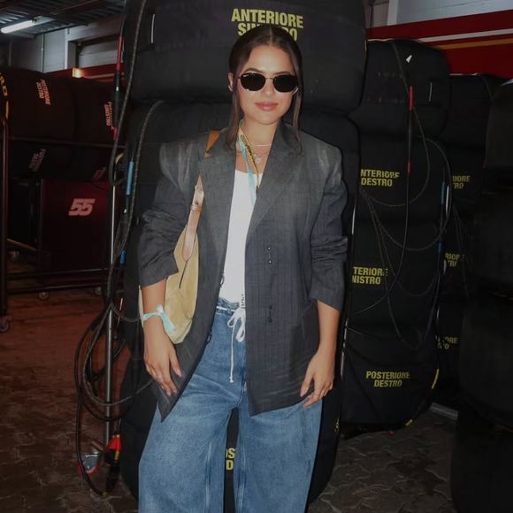 Com a crescente incerteza econômica e preocupações com recessão, há uma tendência entre os trabalhadores, especialmente da geração Z, de adotar roupas mais conservadoras e práticas, sinalizando seriedade e estabilidade