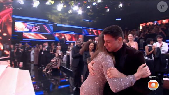 Grazi Massafera também recebeu o carinho do ex-companheiro, Cauã Reymond