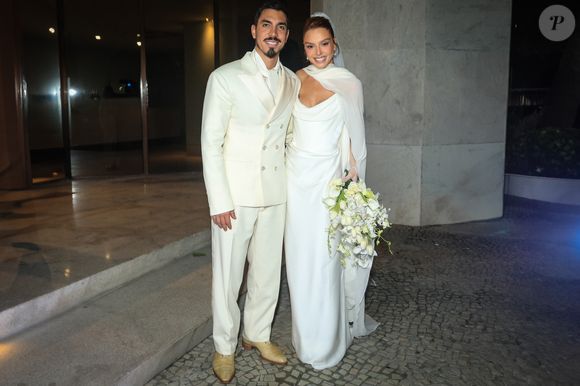 Giovanna Lancellotti e Gabriel David combinaram roupa branca em casamento aos pés do Cristo Redentor