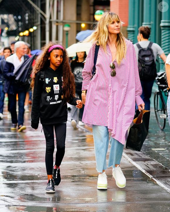 A cautela de Heidi Klum com a carreira das filhas também marcou o início da trajetória de Leni Klum: segundo o portal HELLO!, ela foi abordada por um olheiro aos 12 anos, mas só estreou como modelo aos 16, com autorização da mãe