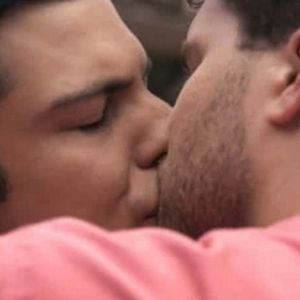 Félix (Mateus Solano) e Niko (Thiago Fragoso) protagonizaram um beijo no último capítulo de ‘Amor à Vida’, exibido em 2014. A cena entrou para a história da Globo e marcou um avanço na representação de casais gays nas novelas