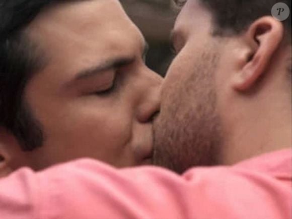Félix (Mateus Solano) e Niko (Thiago Fragoso) protagonizaram um beijo no último capítulo de ‘Amor à Vida’, exibido em 2014. A cena entrou para a história da Globo e marcou um avanço na representação de casais gays nas novelas