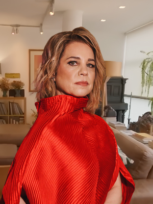 O apartamento refinado de Isabel Teixeira é repleto de relíquias; veja!