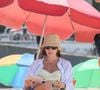 Alice Wegmann, Solange Duprat em 'Vale Tudo' usa bucket hat de palha para gravações da trama no RJ.