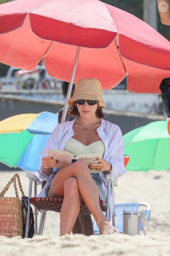 Alice Wegmann, Solange Duprat em 'Vale Tudo' usa bucket hat de palha para gravações da trama no RJ.