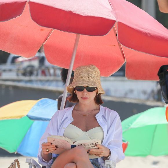 Alice Wegmann, Solange Duprat em 'Vale Tudo' usa bucket hat de palha para gravações da trama no RJ.