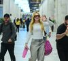 A influenciadora Virgínia Fonseca mostrou simpatia com fãs durante chegada ao Rio; bolsa Louis Vuitton de mais de R$ 53 mil chamou atenção no visual