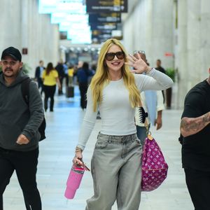 A influenciadora Virgínia Fonseca mostrou simpatia com fãs durante chegada ao Rio; bolsa Louis Vuitton de mais de R$ 53 mil chamou atenção no visual