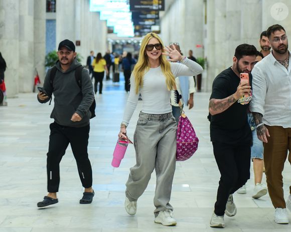 A influenciadora Virgínia Fonseca mostrou simpatia com fãs durante chegada ao Rio; bolsa Louis Vuitton de mais de R$ 53 mil chamou atenção no visual