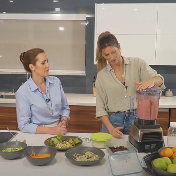 Algumas plantas medicinais, frequentemente usadas em chás como os que fazem parte do dia a dia de Gisele, têm compostos naturais que ajudam a reduzir desconfortos, como é o caso do gengibre e a hortelã.