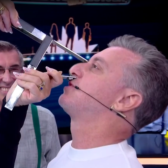 Apresentador da Globo, Luciano Huck já mediu seu nariz ao vivo, durante um de seus programas.