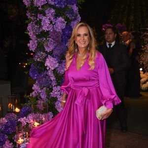 Ex-sogra de Roberto Justus, Helô Pinheiro marcou presença