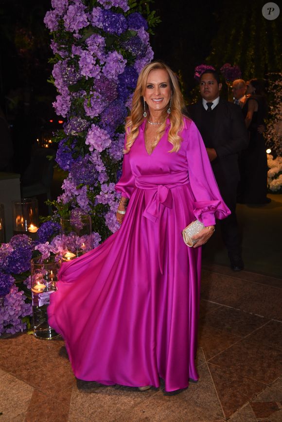 Ex-sogra de Roberto Justus, Helô Pinheiro marcou presença