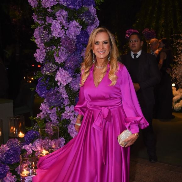 Ex-sogra de Roberto Justus, Helô Pinheiro marcou presença