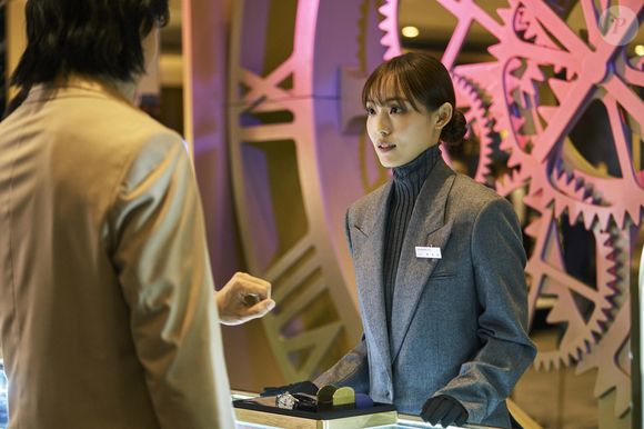 Por outro lado, Eun-su é a funcionária de uma loja de departamentos de luxo que também vive um relacionamento abusivo