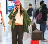 Minimalista e cool, Bruna Marquezine aposta em um visual enxuto, preciso e extremamente elegante como nesse aerolook com cardigan verde
