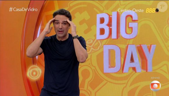 Tadeu Schmidt se divertiu com as entradas atrapalhadas no 'BBB 26'
