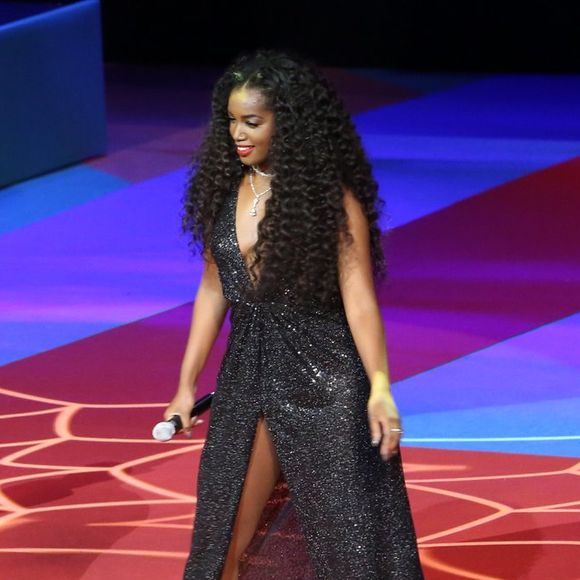 Iza usou vestido com decotado com superfenda frontal e joias Aulore em evento