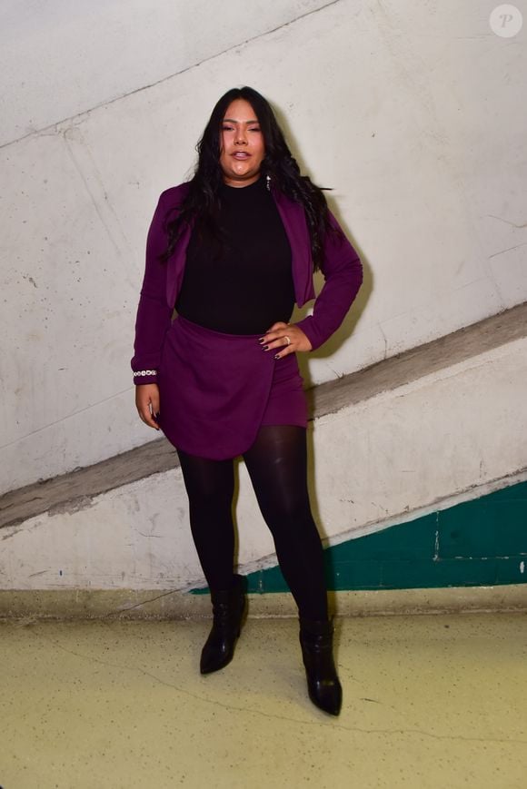 A ex-BBB Chaiany combinou o preto com roxo em seu look para o show da Xuxa