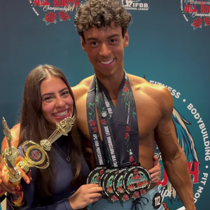 Victor Alexandre ganhou o prêmio mais importante da noite e celebrou em um vídeo ao lado da namorada