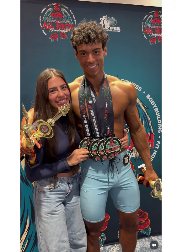 Victor Alexandre ganhou o prêmio mais importante da noite e celebrou em um vídeo ao lado da namorada